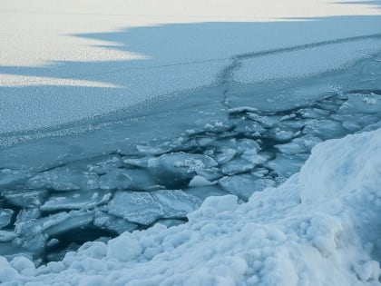 Льдина с двумя рыбаками откололась от берега на Онежском озере в Ленобласти