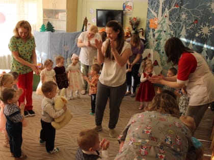  Масленицу мы встречаем и блинами угощаем.