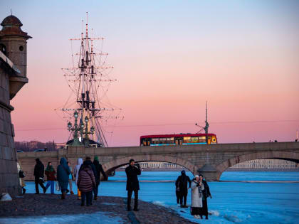 Трамвай сошел с рельсов на севере Петербурга