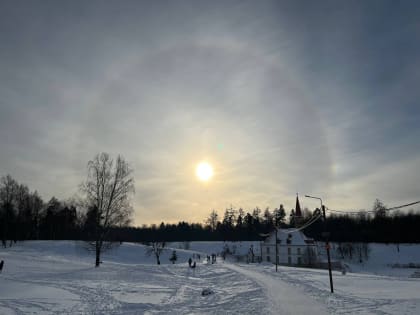 Удивительное небо в Петербурге: «глаз» возник и вокруг Луны, и вокруг Солнца