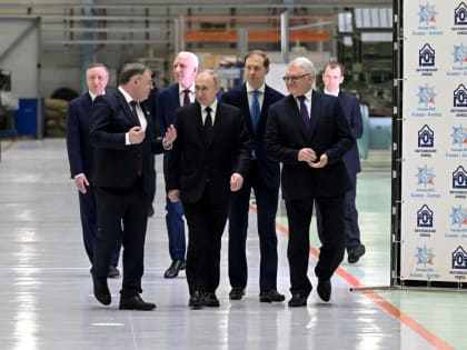 Владимир Путин и Александр Беглов посетили Обуховский завод концерна «Алмаз-Антей»