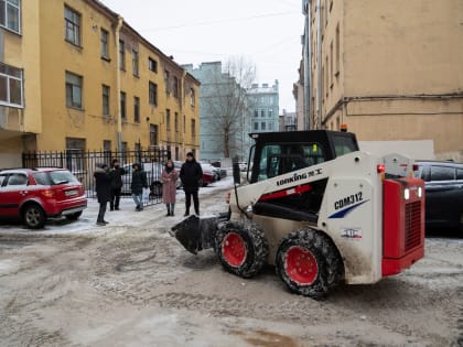 В Петроградском районе начали уборку дворов от снега после публикации НЕВСКИХ НОВОСТЕЙ