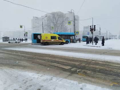 Лазурный автобус врезался в светофор на перекрестке в Колпино