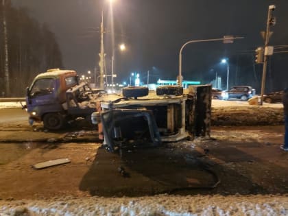 Мини-погрузчик свалился на бок, перекрыв две полосы на Выборгском шоссе