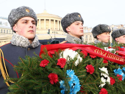Цветы возложили у обелиска «Городу-Герою Ленинграду» на площади Восстания