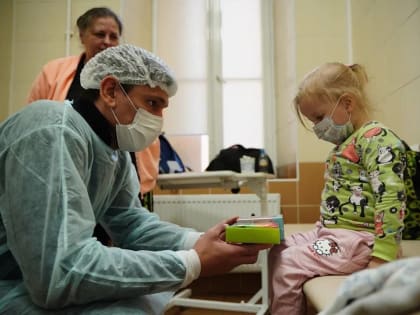 «Добрая традиция»: юные пациенты Педиатрического университета получили подарки