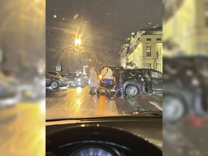 Два внедорожника столкнулись посреди Троицкого моста