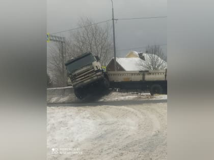 Фура влетела в отбойник в поселке Рябово