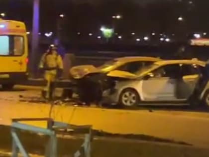 Четыре кареты скорой помощи выехали на место ДТП на Октябрьской набережной