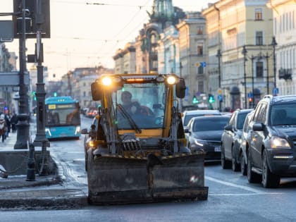 Коммунальщики в Петербурге перешли на весенний режим уборки