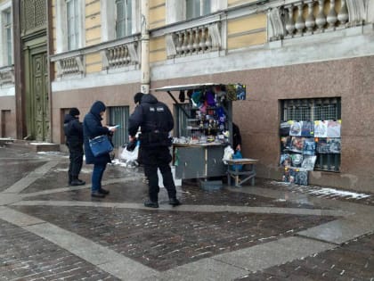 Лоточников попросили из центра Петербурга, настойчивые торговцы не хотят покидать «хлебные» места
