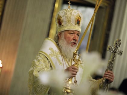 Патриарх Кирилл вспомнил о законах физики после падения во время богослужения