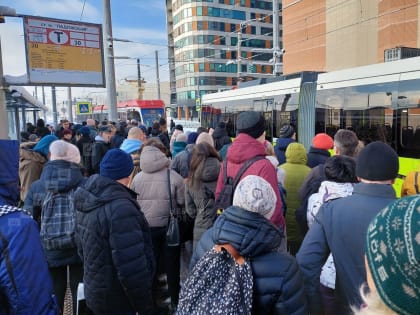 «Оптимизация называется!»: петербуржцы раскритиковали организацию движения после закрытия «Ладожской»