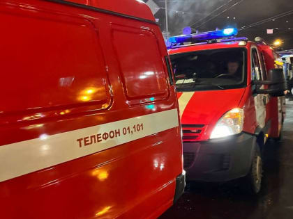 Парадная жилого дома в Петербурге превращается в водоем из-за прорыва трубы