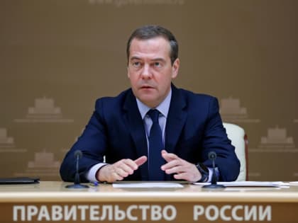 Медведев поручил проанализировать угрозы безопасности полетов и туризма на Ближнем Востоке