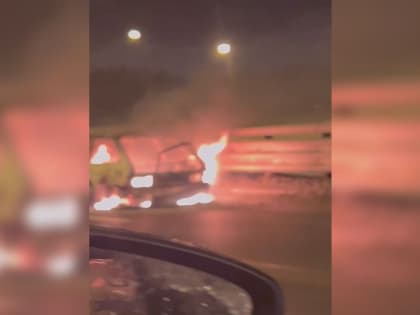 Автомобиль сгорел дотла прямо посреди дороги на КАДе недалеко от Петергофа