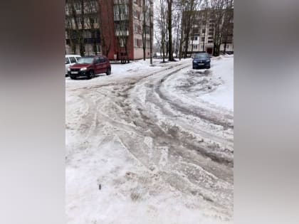 «Толку эту жижу чистить?»: жители Красного Села пожаловались на погрязшие в снежной слякоти улицы