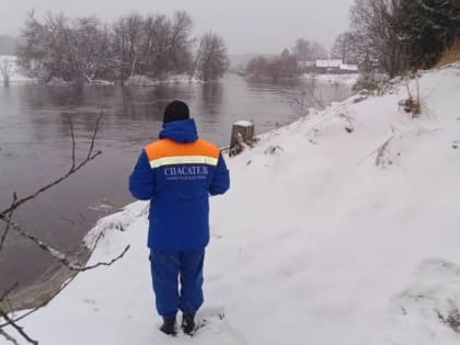 Спасатели Ленобласти продолжают следить за подъемом воды в реке Оредеж