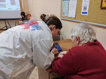 Молодогвардейцы Петербурга организовали обучение для пожилых людей