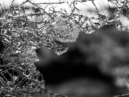 Черная иномарка снесла дорожный знак после ДТП на юго-западе Петербурга