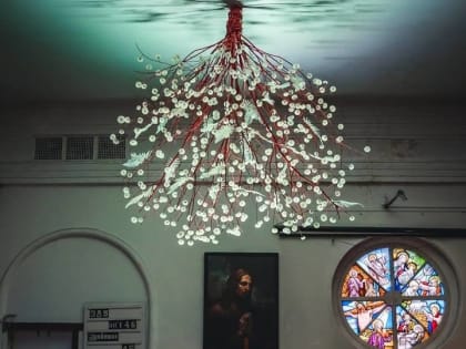 Под потолком Анненкирхе "выросло" одуванчиковое дерево