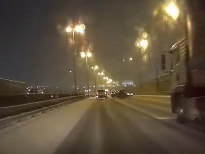 Развернуло на 360 градусов: «Жигули» с разгона вписалось в иномарку на мосту в Шушарах
