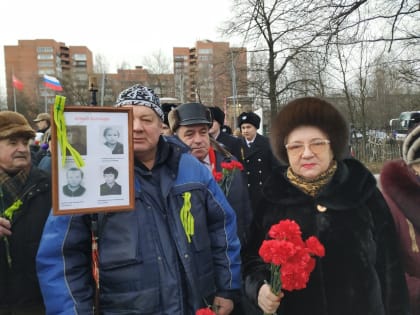 Коммунисты Петроградского района возложили цветы на Серафимовском кладбище