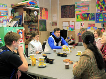 Молодогвардейцы поддержали флешмоб «Бабушкина сказка»