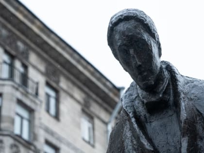 «Не позорьте Петербург!»: горожан неприятно шокировал памятник Блоку на улице Декабристов