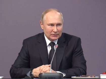 Путин посетил выставку в петербургском музее обороны и блокады Ленинграда