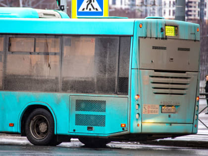Автобус с дымящимся моторным отсеком заметили на дороге в Петербурге