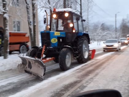 Петербург очищают от снега более 700 единиц техники и тысячи работников ручной уборки