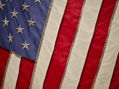 Президент США Байден укусил маленькую девочку за плечо