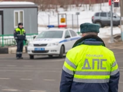 Около метро «Сенная» притерлись легковой автомобиль и трамвай