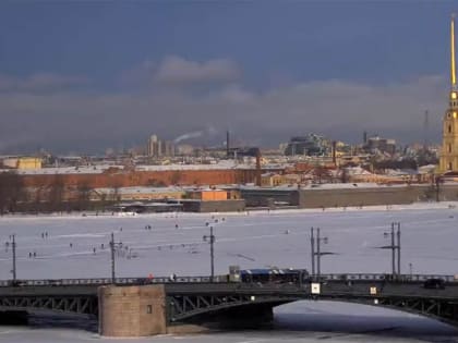 Петербуржцы снова гуляют по Неве. Их пытаются образумить