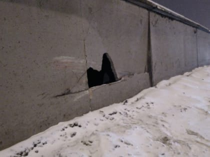 Лихач на красном авто протаранил бетонную стену гаража на Витебском проспекте