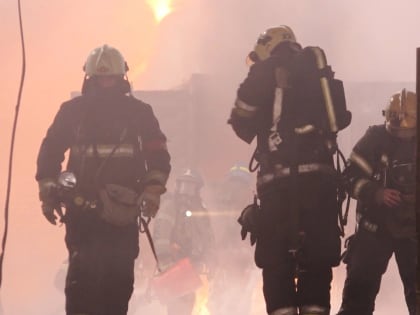Почти 30 человек тушили загоревшуюся в ночи трехкомнатную квартиру на Окраинной