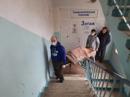 «Помогли рассортировать более 50 тонн гуманитарки – работы всегда очень много»: петербургские молодогвардейцы подытожили 10 дней пребывания в Мариуполе