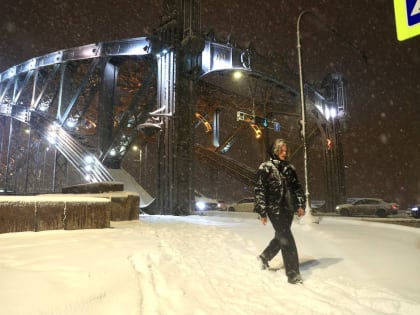 Петербург засыпает под снежным одеялом