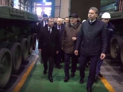 Медведев посетил завод в Петербурге и пригрозил уголовным преследованием за срыв оборонзаказа