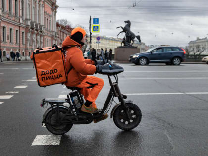 В Смольном рассказали, что делать с курьерами-мигрантами, которые нарушают ПДД