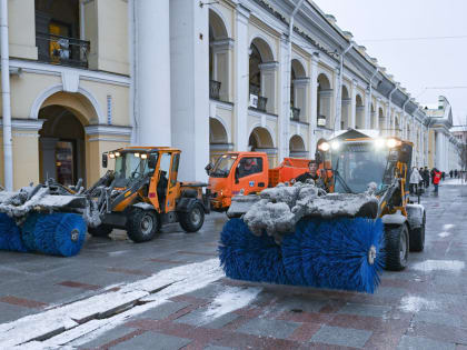 В Петербурге убирают остатки снега