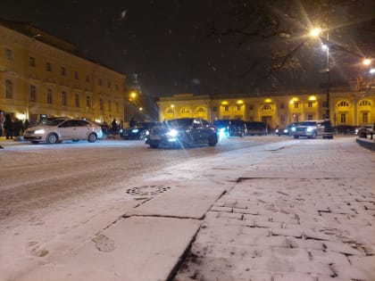 Петербург в День защитника Отечества накрыло снегом поверх замерзших тротуаров