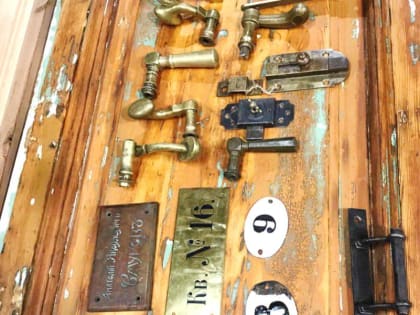 Старые двери как роскошь. Как участники проекта «Двери с помоек» спасают историческое наследие