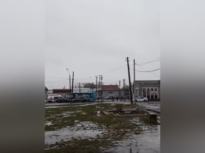 Человек оказался под колесами автомобиля в Лигово