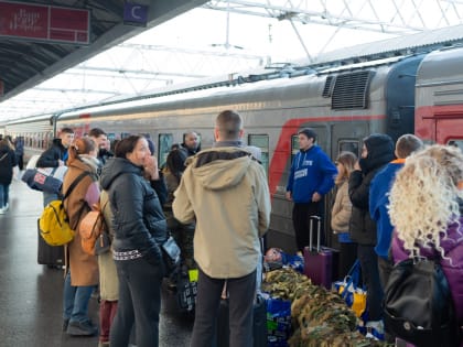 Петербургские молодогвардейцы помогли супруге мобилизованного жителя передать помощь на фронт