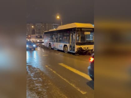 Последствия столкновения автобуса с самосвалом на Большевиков попали на видео