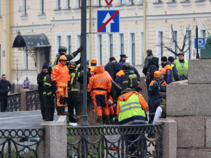 Скорые, спасатели и просто смелые парни – кто оказал оперативную помощь пассажирам тонувшего в Мойке автобуса