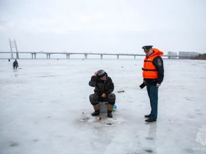 Петербуржцам напомнили о запрете выхода на лед