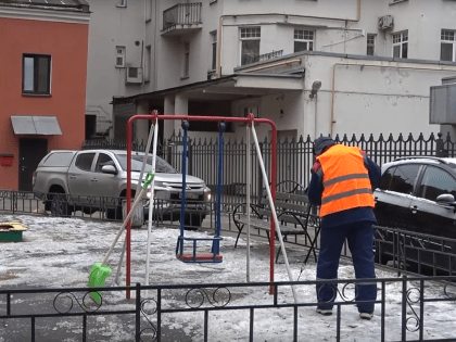 24 января в уборке Петроградского района задействовано 384 дворника